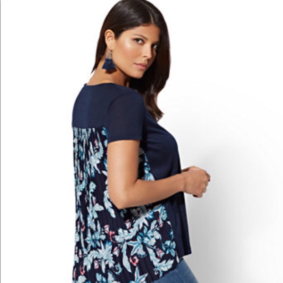 🛍️ 2/$15 New York & Company, Soho Jeans Manhattan tee - Picture 1 of 5